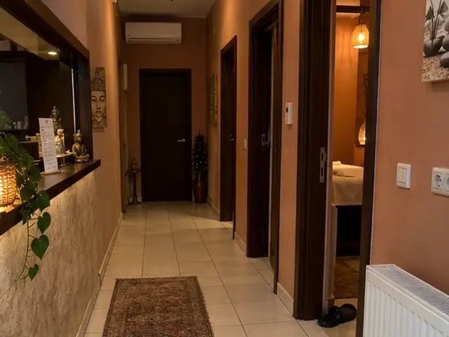 Fayans zeminli, halılı salon koridoru — Gümüşyaka, Masaj Salonun